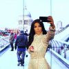 A estátua de Kim Kardashian veste uma reprodução do vestido usado pela socialite durante a sua despedida de solteira em Paris
