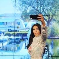 Kim Kardashian tirando selfie e vestindo Balmain vira estátua em museu de cera