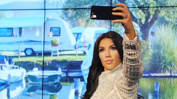 Kim Kardashian tirando selfie e vestindo Balmain vira estátua em museu de cera