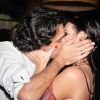 Glenda Kozlowski ganha beijo apaixonado do marido durante a festa de aniversário realizada na Gávea, Zona Sul do Rio de Janeiro