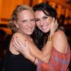 Glenda Kozlowski recebe o carinho da amiga, a estilista Lenny Niemeyer, na noite de comemoração de seu aniversário de 41 anos 