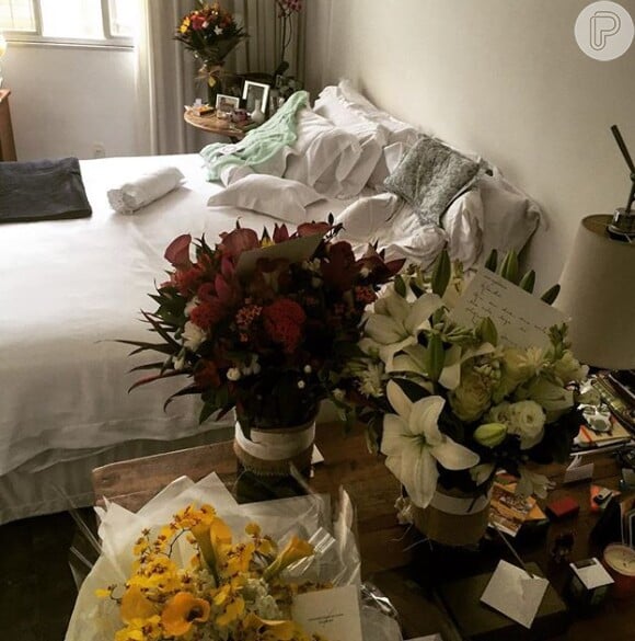 Glenda postou em seu Instagram alguns de seus presentes com a legenda: 'Minha casa está florida! Um jardim de amizade e carinho!! Obrigada!'