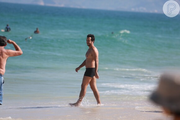 O ator não resistiu ao calor carioca e se refrescou no mar