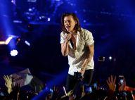 Harry Styles, do One Direction, cai no palco durante apresentação na Califórnia