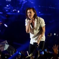 Harry Styles, do One Direction, cai no palco durante apresentação na Califórnia