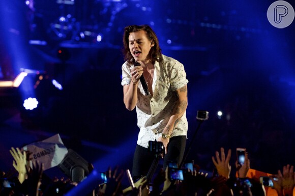 Harry Styles caiu no palco durante uma apresentação da banda One Direction em San Diego, Califórnia, nesta quinta-feira, 9 de julho de 2015