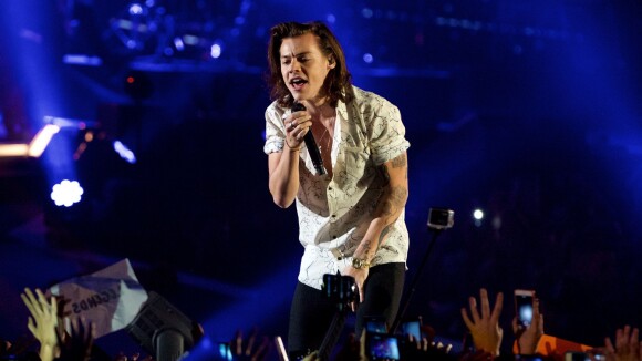 Harry Styles, do One Direction, cai no palco durante apresentação na Califórnia
