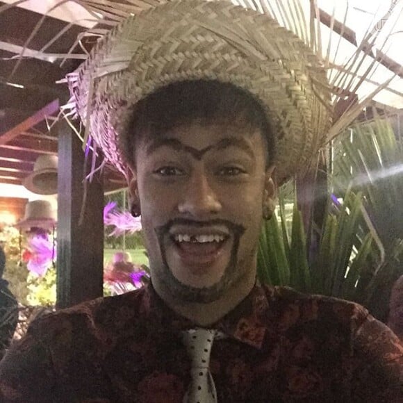 Neymar aproveitou a passagem pelo país para organizar uma festa junina em sua casa, no Guarujá, litoral paulista