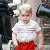 Para visitar a irmãzinha Charlotte na maternidade, George vestiu uma roupinha muito parecida com a que seu pai usou para conhecer o príncipe Harry, em 1984. O modelo custa 85 libras, em torno de R$ 425