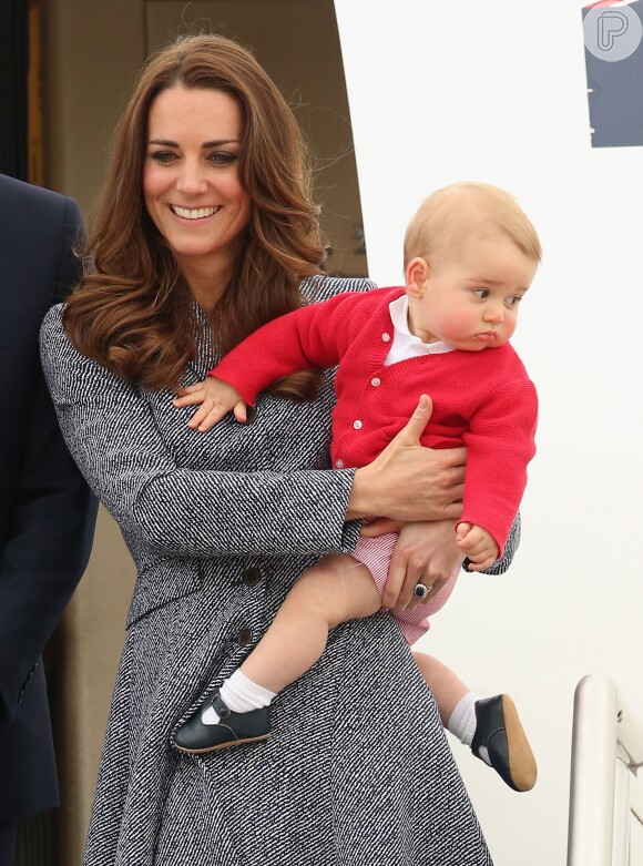 George se despediu da Austrália usando um casaquinho vermelho e sapatinhos clássicos. O bebê real costuma usar modelos da Trotters, com o valor de 27.99 libras (aproximadamente R$ 138) e da Early Days por 29 libras (R$ 140)