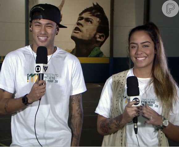 Neymar e Rafaella Santos comentaram sobre a relacionamento carinhosa que mantém um com o outro. "A gente se ama", disse a blogueira em entrevista ao programa 'Altas Horas'