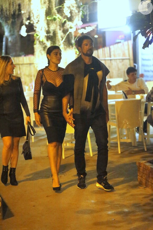 Juliana Paes exibiu boa forma num modelito total black para jantar com o marido Carlos Eduardo Baptista na sexta-feira, dia 10 de julho de 2015