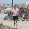 Cauã Reymond deixou o tênis de lado e foi correr pelas areias fofas da praia da Barra da Tijuca, Zona Oeste do Rio de Janeiro