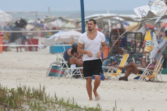 Cauã Reymond deixou o tênis de lado e foi correr pelas areias fofas da praia da Barra da Tijuca, Zona Oeste do Rio de Janeiro