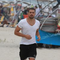 Cauã Reymond corre em praia carioca após deixar academia e tirar foto com fãs