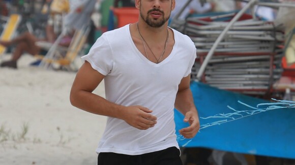Cauã Reymond corre em praia carioca após deixar academia e tirar foto com fãs