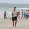 Além de corrida lateral, Cauã Reymond correu também de costas durante exercício na praia da Barra da Tijuca, Zona Oeste do Rio de Janeiro