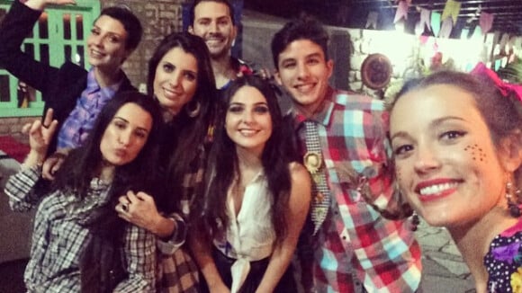 Camila Rodrigues e mais atores da novela 'Os Dez Mandamentos' festejam em arraiá
