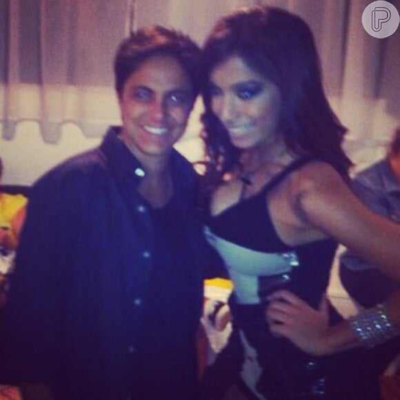 Thammy Miranda posa com a cantora Anitta, em show realizado no Rio, em 22 de junho de 2013. A atriz preferiu não ser fotografada com Linda Barbosa