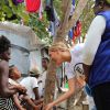 Em visita humanitária ao Haiti, Beyoncé deu atenção especial às crianças, parando para falar e brincar com algumas delas