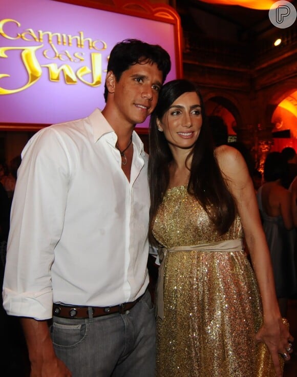 Marcio Garcia posa com a mulher, Andrea Santa Rosa, na festa de lançamento da novela 'Caminho das Índias'