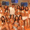 Marcio Garcia posa ao lado das bailarinas do 'O Melhor do Brasil', programa que comandou até 2008