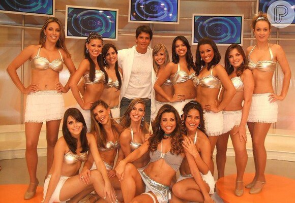 Marcio Garcia posa ao lado das bailarinas do 'O Melhor do Brasil', programa que comandou até 2008