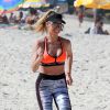 A atriz trambém correu nas areias da praia da Barra da Tijuca, Zona Oeste do Rio de Janeiro