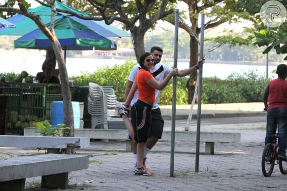 Luma de Oliveira se alonga para praticar exercícios físicos