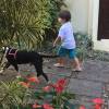 Piovani registrou fotos do filho com o cachorro passeando no quintal da nova casa