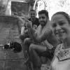 Pedro Scooby postou foto com a mulher Luana Piovani e um amigo no quintal de casa