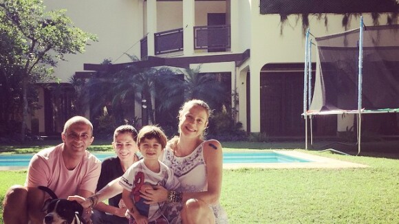 Grávida de gêmeos, Luana Piovani muda de casa com família: 'Emoção'. Veja fotos!