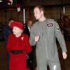 Príncipe William ao lado da rainha Elizabeth, na época de seu treinamento na empresa Bond Air Service