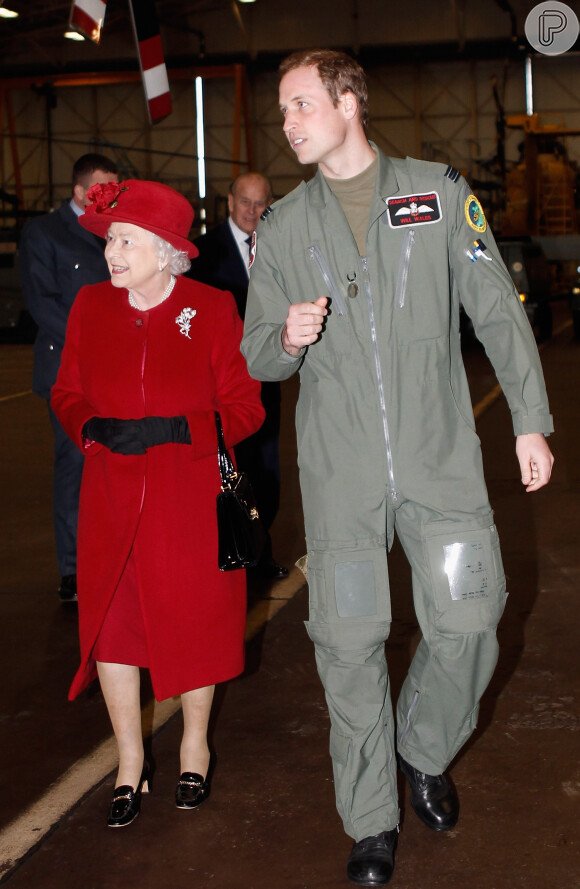Príncipe William ao lado da rainha Elizabeth, na época de seu treinamento na empresa Bond Air Service
