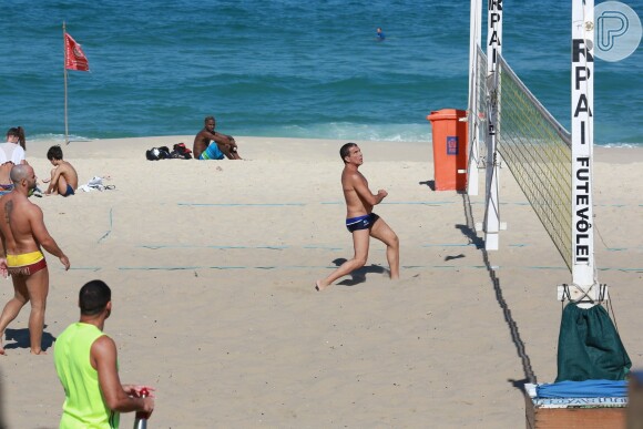 Eri se juntou a um grupo para jogar futevôlei