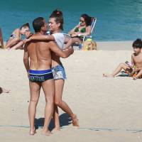 Eri Johnson troca beijos com a noiva em dia de sol na praia no Rio