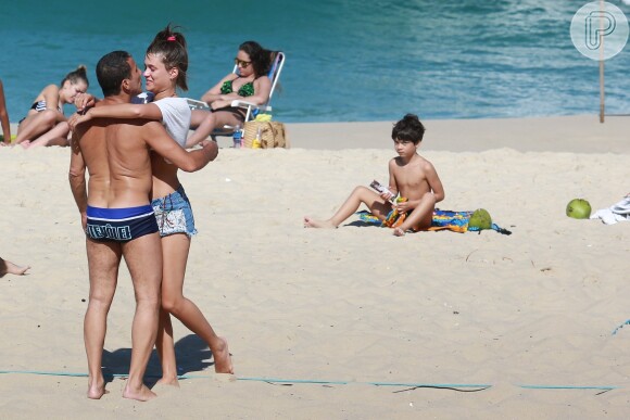 Eri Johnson aproveitou o dia ensolarado no Rio de Janeiro para curtir a praia do Recreio com a noiva, Alice, nesta segunda-feira, dia 13 de julho de 2015