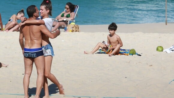 Eri Johnson troca beijos com a noiva em dia de sol na praia no Rio