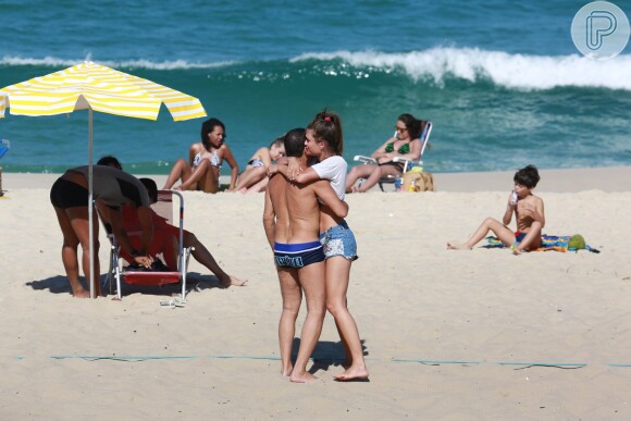 O casal namorou e trocou carinhos na praia
