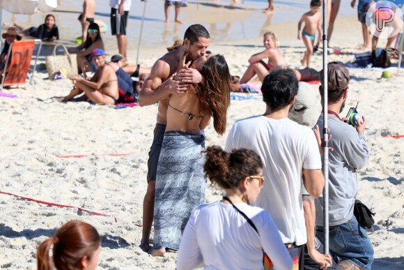 José Loreto e Cleo Pires enfretaram a alta temperatura desta segunda, dia 13 de julho de 2015, e filmaram cenas da cinebiografia sobre o lutador de MMA José Aldo na praia de Ipanema, no Rio de Janeiro