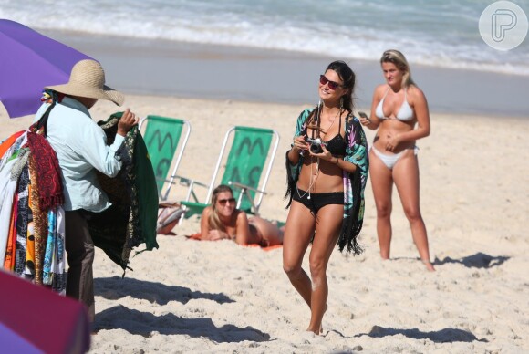 Cleo Pires, José Loreto, Thaila Ayala e outros atores filmaram cenas da cinebiobrafia sobre o lutador de MMA José Aldo na praia de Ipanema, no Rio de Janeirol