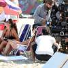 Cleo Pires, José Loreto, Thaila Ayala e outros atores filmaram cenas da cinebiobrafia sobre o lutador de MMA José Aldo na praia de Ipanema, no Rio de Janeiro