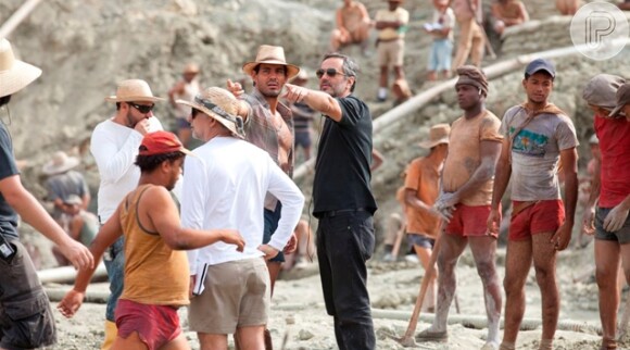 Juliano Cazarré é dirigido por Heitor Dhalia antes de rodar 'Serra Pelada' em meio aos 400 figurantes que participam das cenas