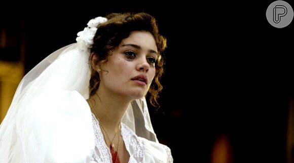 Sophie Chatlote posa vestida de noiva e suja de sangue em cena de 'Serra Pelada'