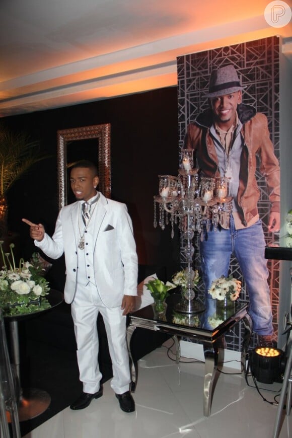 Nego do Borel comemorou seu anoversário de 23 anos com uma festa luxuosa que começou na noite de segunda-feira e só terminou na manhã desta terça-feira, 14 de julho de 2015, no Rio de Janeiro