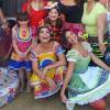 Juliana Paes faz pintinhas no rosto e curte festa caipira com a família, em junho de 2015