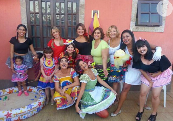Juliana Paes faz pintinhas no rosto e curte festa caipira com a família, em junho de 2015
