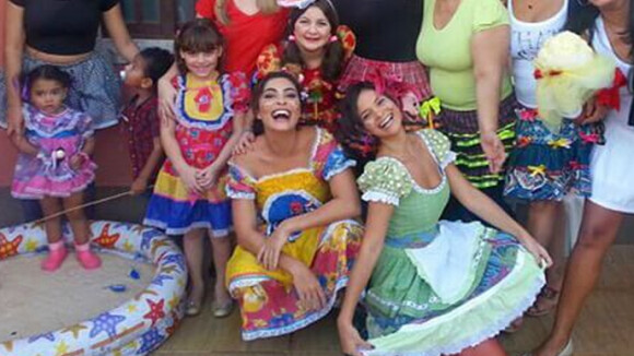 Juliana Paes se veste de caipira e curte festa julina em família