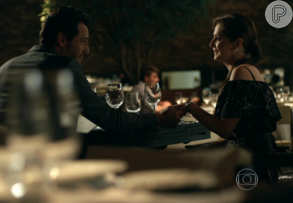 Alex (Rodrigo Lombardi) leva Carolina (Drica Moraes) para jantar, e depoi do encontro a convida para encerrar a noite em seu apartamento