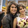 Karina (Isabella Santoni) e Pedro (Rafael Vitti) vão ao casamento de Jade (AnaJu Dorigon) e Cobra (Felipe Simas), na novela 'Malhação'